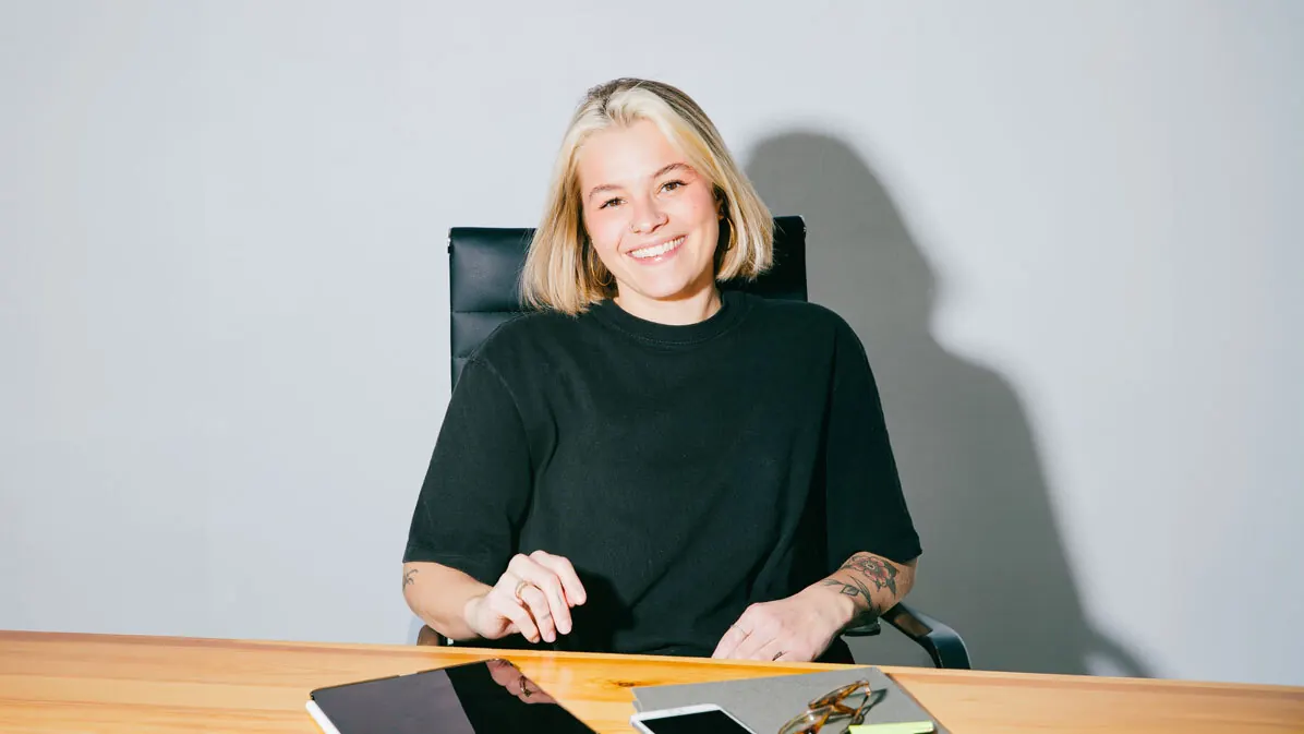 Une praticienne souriante à son bureau